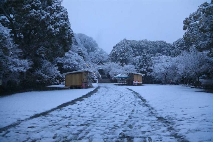 雪の鎌倉宮の境内