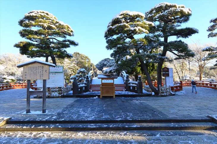 雪の鶴岡八幡宮
