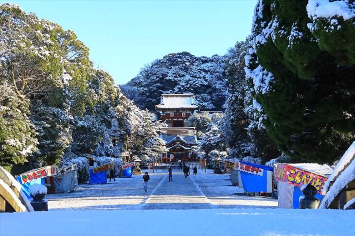 雪の鶴岡八幡宮