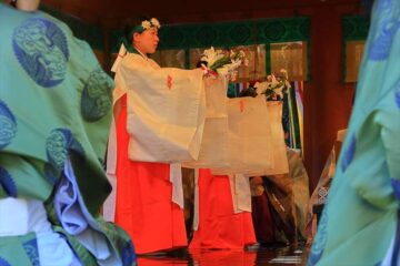 鶴岡八幡宮の「七夕祭」舞の奉納