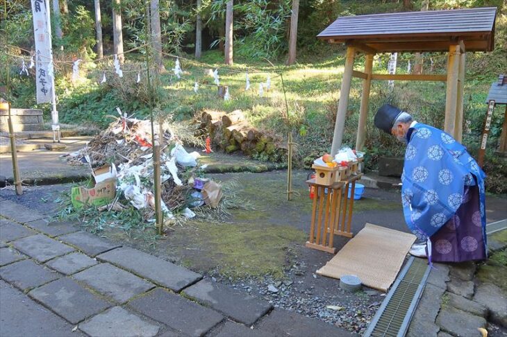 白山神社「大注連祭」左義長神事