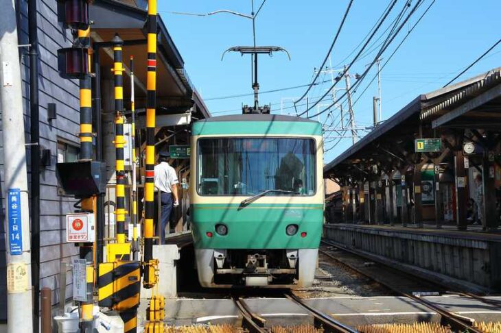 長谷駅と江ノ電の車両
