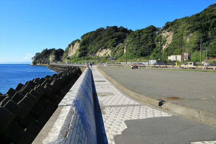 坂ノ下の護岸化された海岸付近の北側（坂ノ下25～32）