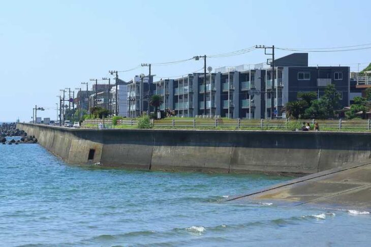 坂ノ下の護岸化された海岸付近の北側（坂ノ下25～32）