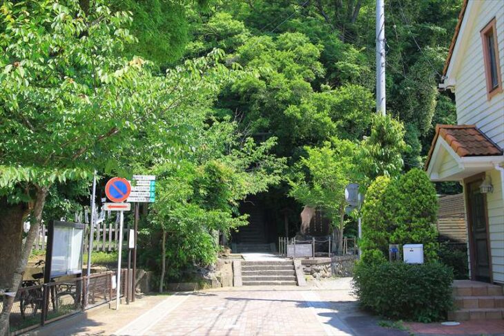 法華堂跡の入口あたりの風景