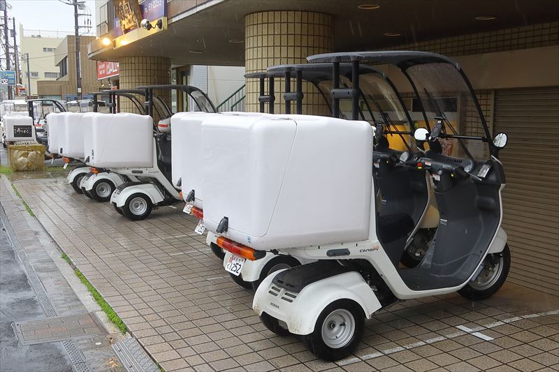 デリバリー用のバイク