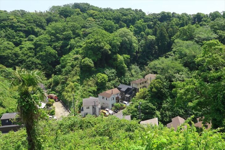 笛田6丁目の高所の住宅街から低所の住宅街を見る