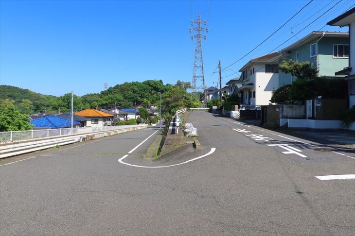 「17番地から26番地」と「27番地から30番地」を分ける道