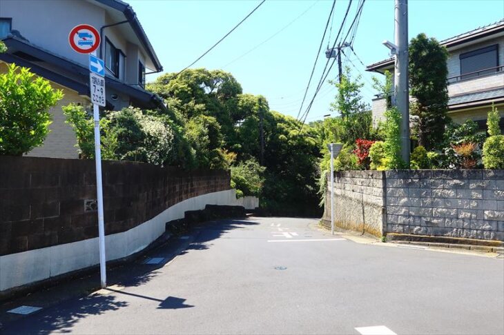 北鎌倉へ抜ける道の入口