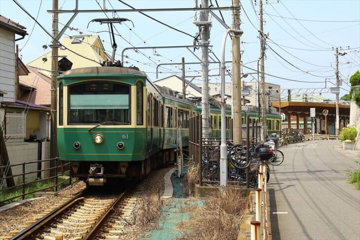 江ノ電と稲村ヶ崎駅