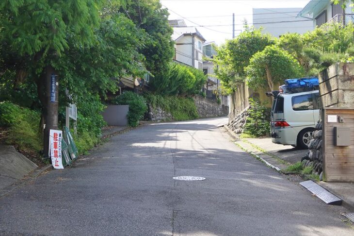 稲村ガ崎5丁目の谷戸側から七里ガ浜東に向かう道