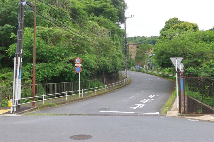 鎌倉グリーンハイツへの入口となる坂道