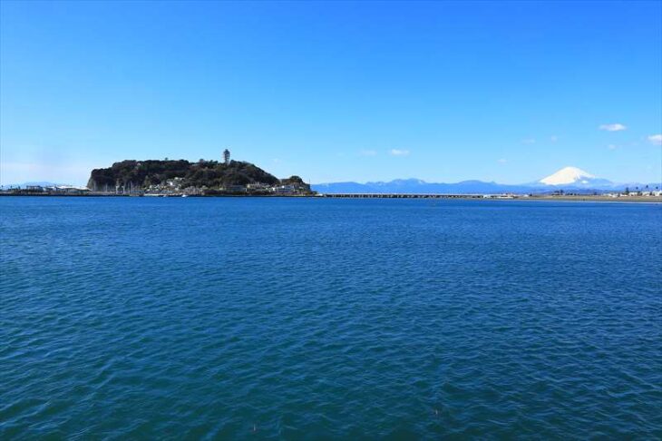腰越漁港から見る江ノ島と富士山
