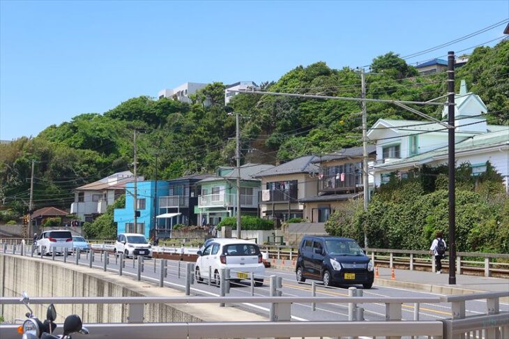 腰越1丁目の海岸線の民家