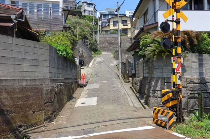腰越1丁目の住宅街に向かう道