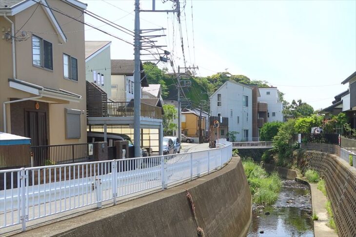 神戸川沿いの腰越2丁目