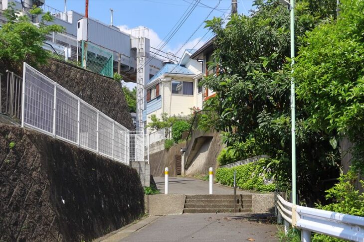 湘南モノレール「目白山下駅」へ向かう道