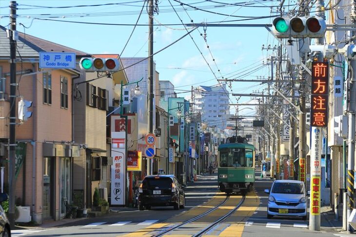 腰越3丁目のメインストリートと江ノ電