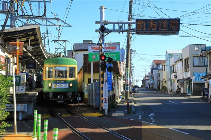 江ノ電 腰越駅と腰越2丁目のメインストリート