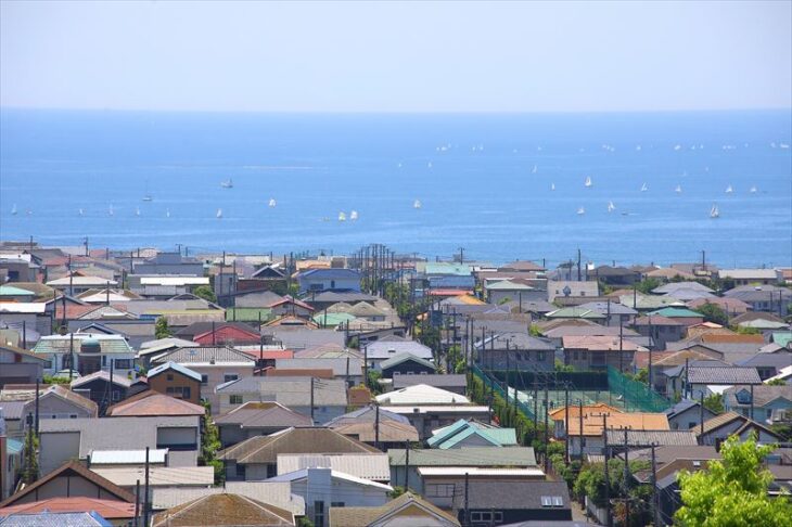 七里ガ浜東の町並みと鎌倉の海