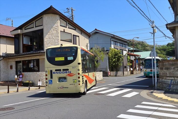 七里ガ浜東を循環する江ノ電バス
