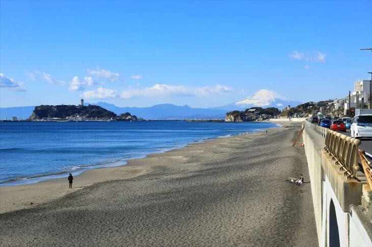 七里ガ浜の海と江ノ島と富士山
