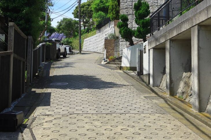 七里ガ浜1丁目の坂道