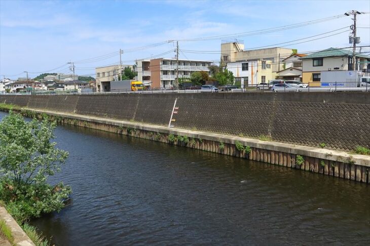 柏尾川沿いの寺分に建つ建物