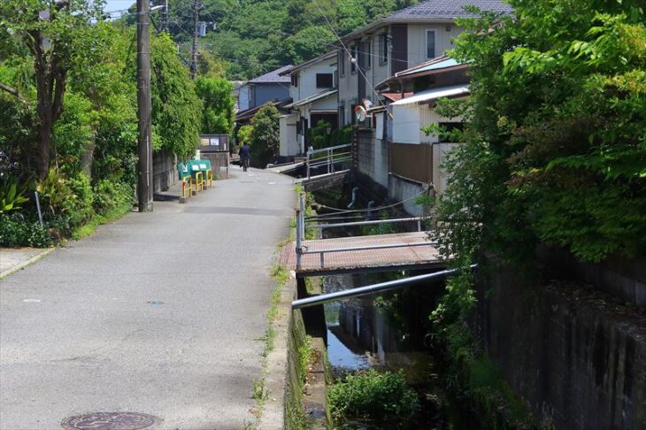 殿入川沿いの住宅