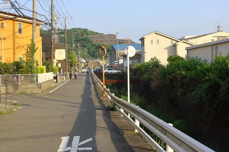 新川沿いの住宅街