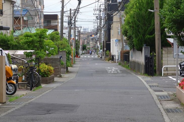 小袋谷2丁目の中央を斜めに貫く道