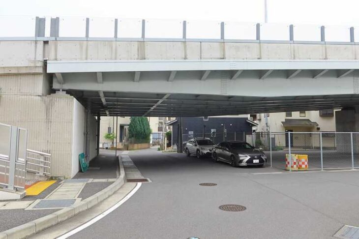 小袋谷跨線橋の下