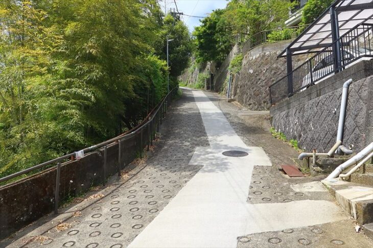 山ノ内の瓜ヶ谷通りの谷戸につながる急な坂道