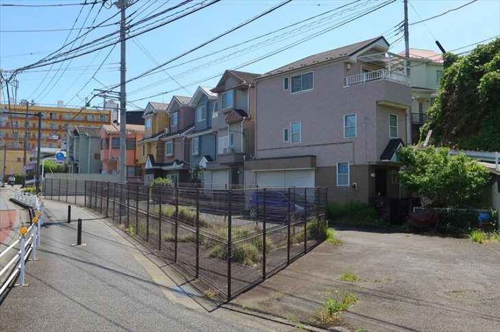 「鎌倉女子大前」交差点の住宅地