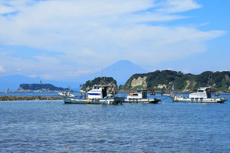 材木座海岸から見る江ノ島