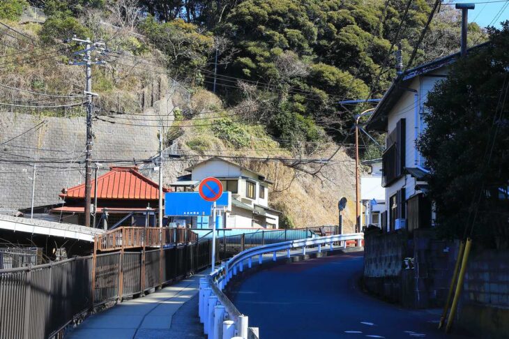 江ノ電「極楽寺駅」から極楽寺坂方面へ向かう緩い坂道