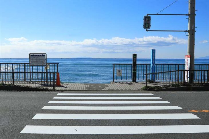 稲村ガ崎の海沿いの横断歩道
