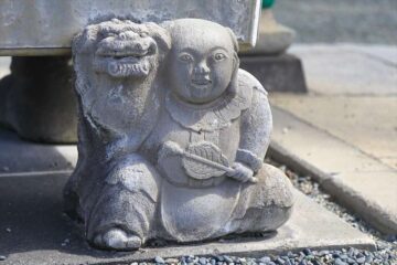 本覚寺の手水鉢を支えている石像