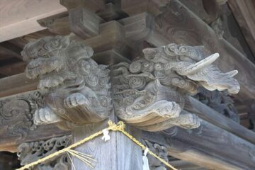 本覚寺の手水舎の木彫り像