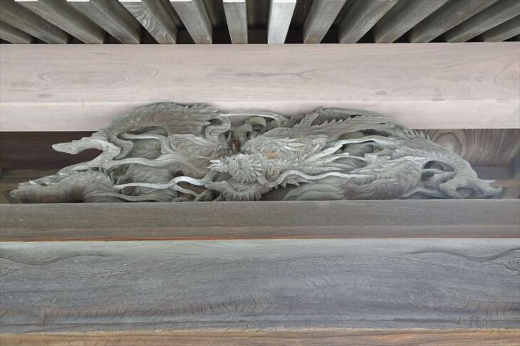 本覚寺の手水舎の龍神の木彫り