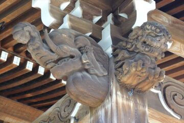 本覚寺の本堂の木彫り像