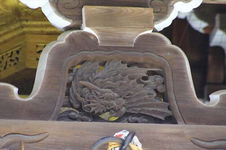 本覚寺の本堂の木彫りの龍神