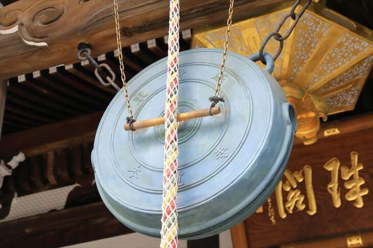 本覚寺の本堂の銅鑼