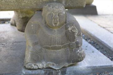 本覚寺の手水鉢を支えている石像