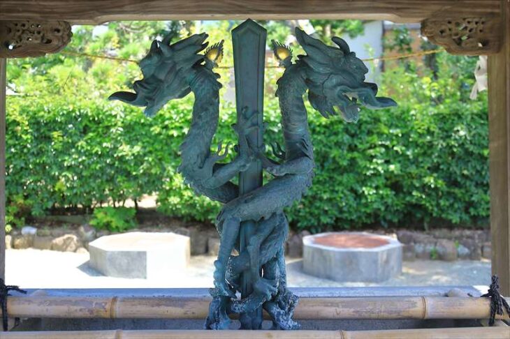 本覚寺の手水鉢の龍