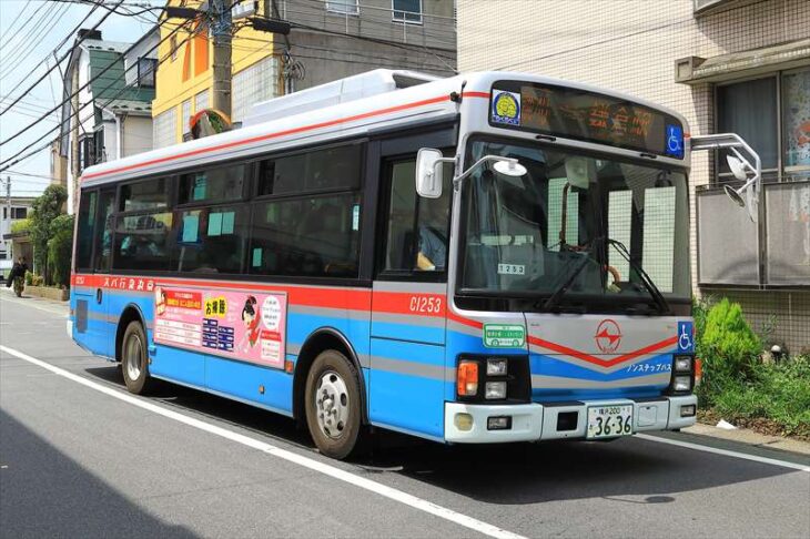 五所神社バス停に停まっているバス