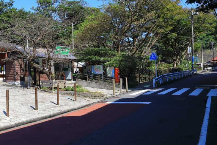 極楽寺駅前の道