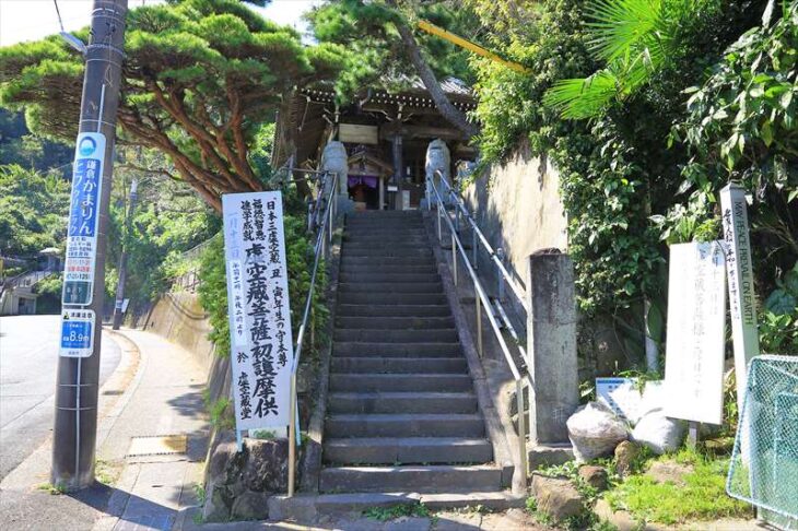 星井寺（虚空蔵堂）の参道の階段