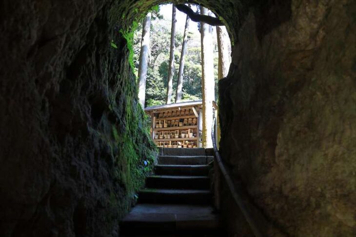 浄智寺の素掘りトンネル