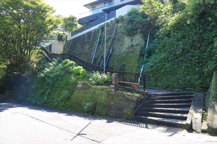 極楽寺坂 成就院の入口の階段
